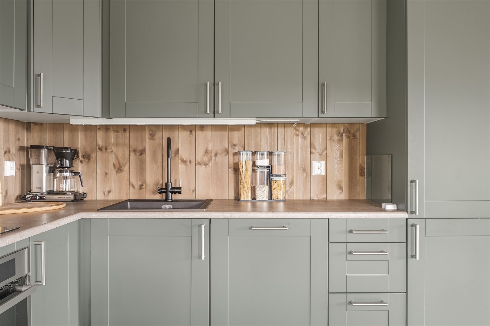 Kjøkkenet er utstyrt med medfølgende integrerte hvitevarer som nedfelt platetopp, stekeovn, oppvaskmaskin og kjøleskap med frysedel. Avtrekk over koketopp med utkast på yttervegg. Galleribilde