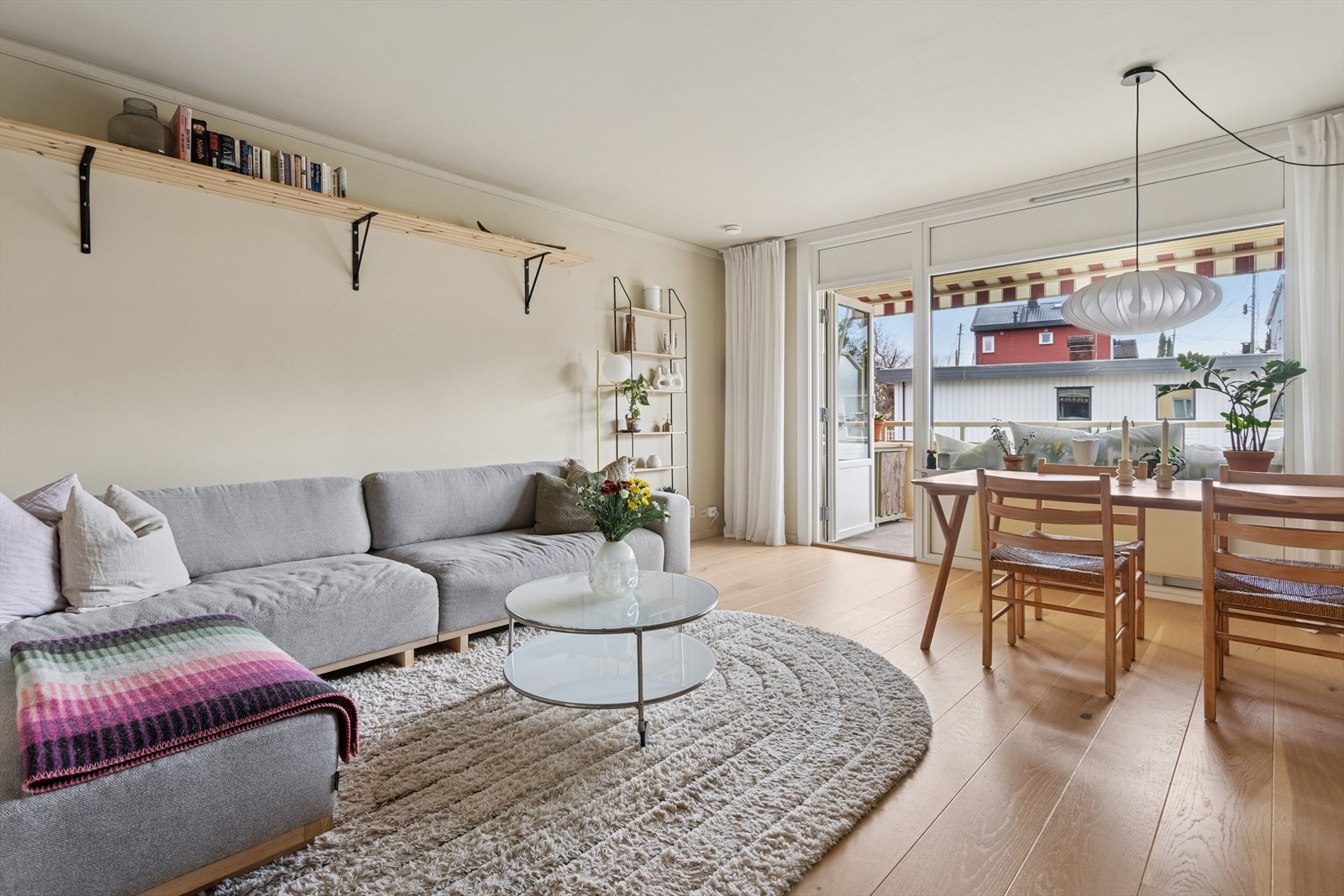 Stuen er boligens naturlige samlingspunkt og fremstår som lys og innbydende med store vindusflater som gir rikelig naturlig med lys. Vinduene og balkongdøren ble montert i 2025. Galleribilde