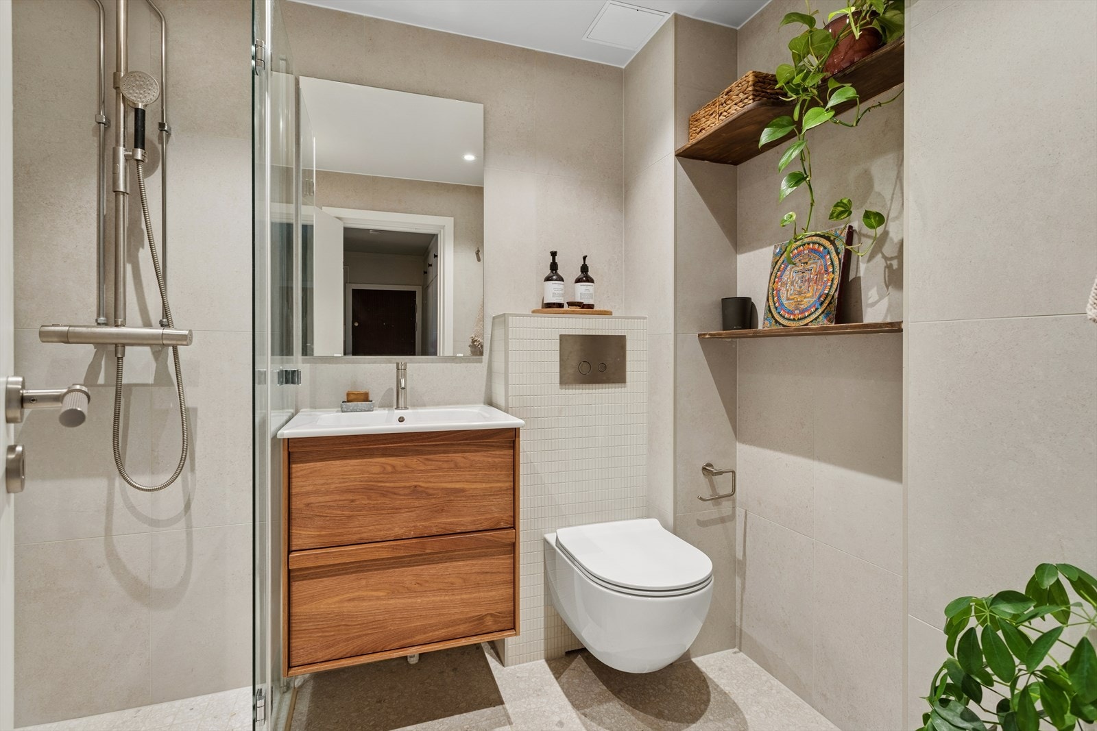 Baderommet ble oppgradert i 2022 med flis-på-flis og ny innredning. Galleribilde