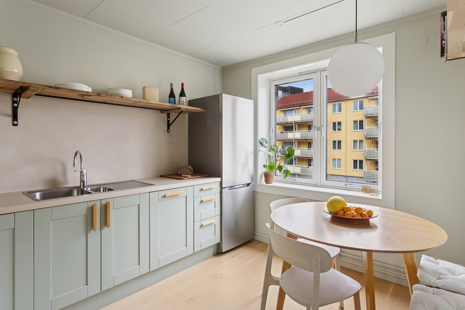 Det er i tillegg plass til et spisebord ved vinduet. Galleribilde