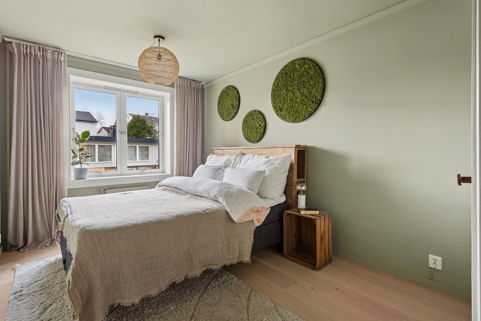 Hovedsoverommet er romslig med god plass til dobbeltseng med nattbord på hver side. Galleribilde