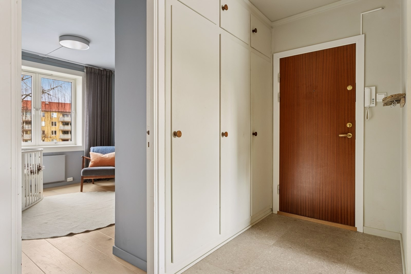 Entréen er lys og innbydende, og gir et godt førsteinntrykk. Flere garderobeskap gir rikelig med oppbevaringsplass. Galleribilde