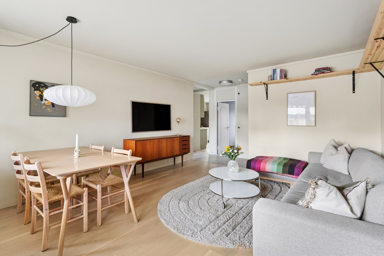 Stuen har god møbleringsfrihet, med plass til både stor sofagruppe og spisebord. Galleribilde