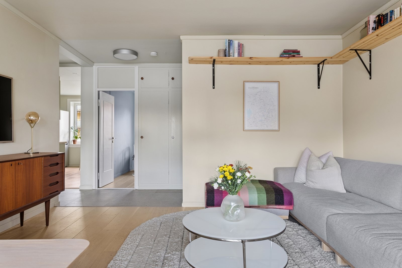 Leiligheten byr på tidsriktige og moderne overflater, med lyse vegger og stilfull parkett. Galleribilde