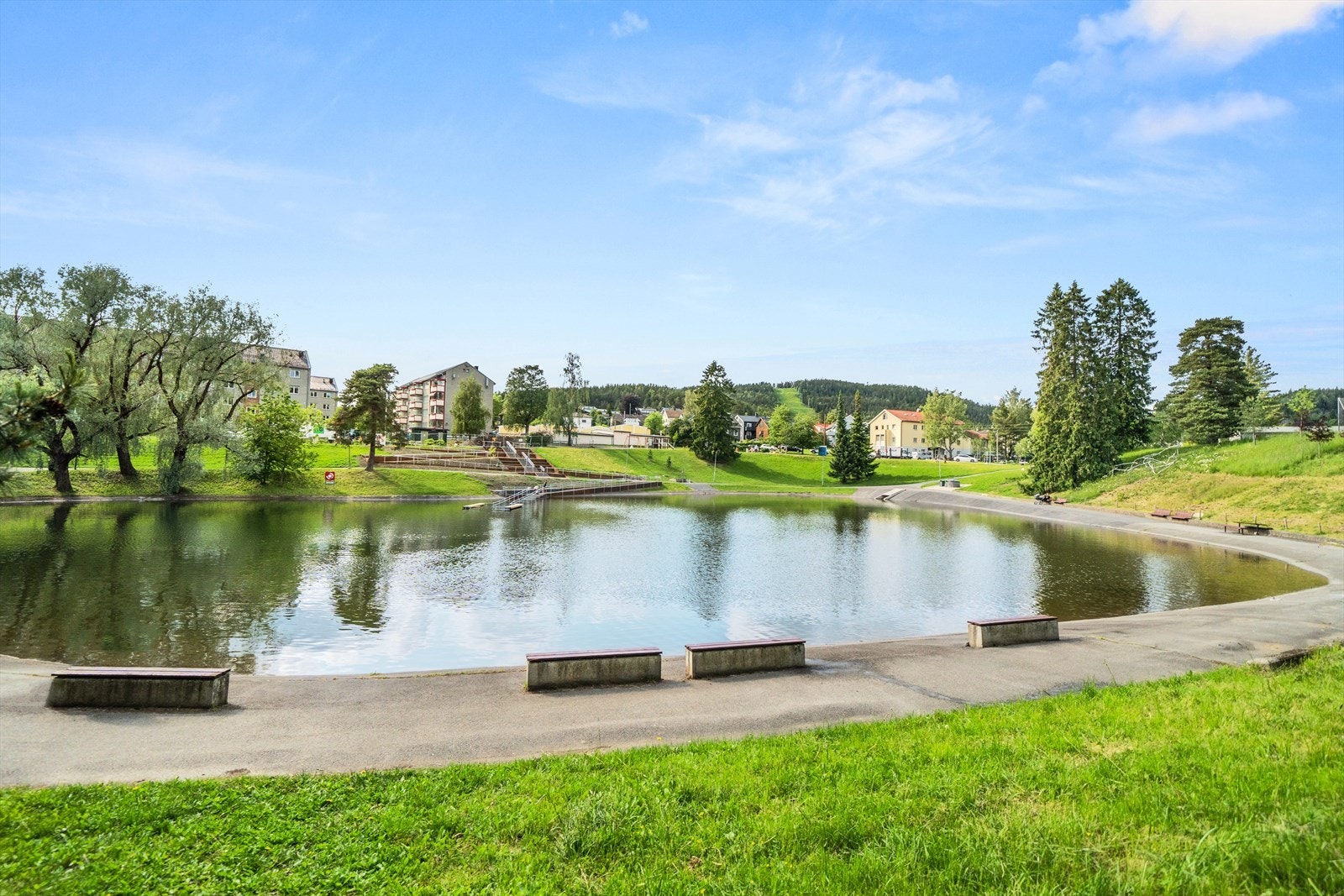 Badedammen på Årvoll fylles med vann hver sommer og er en populær attraksjon. Galleribilde