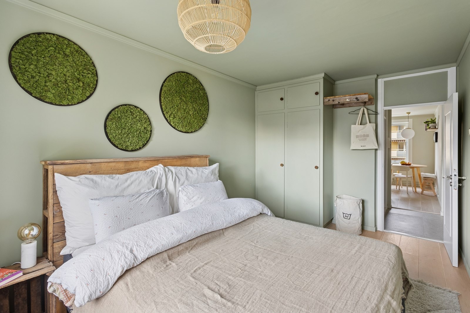 Plassbygde garderober er en flott og praktisk detalj i hovedsoverommet. Galleribilde