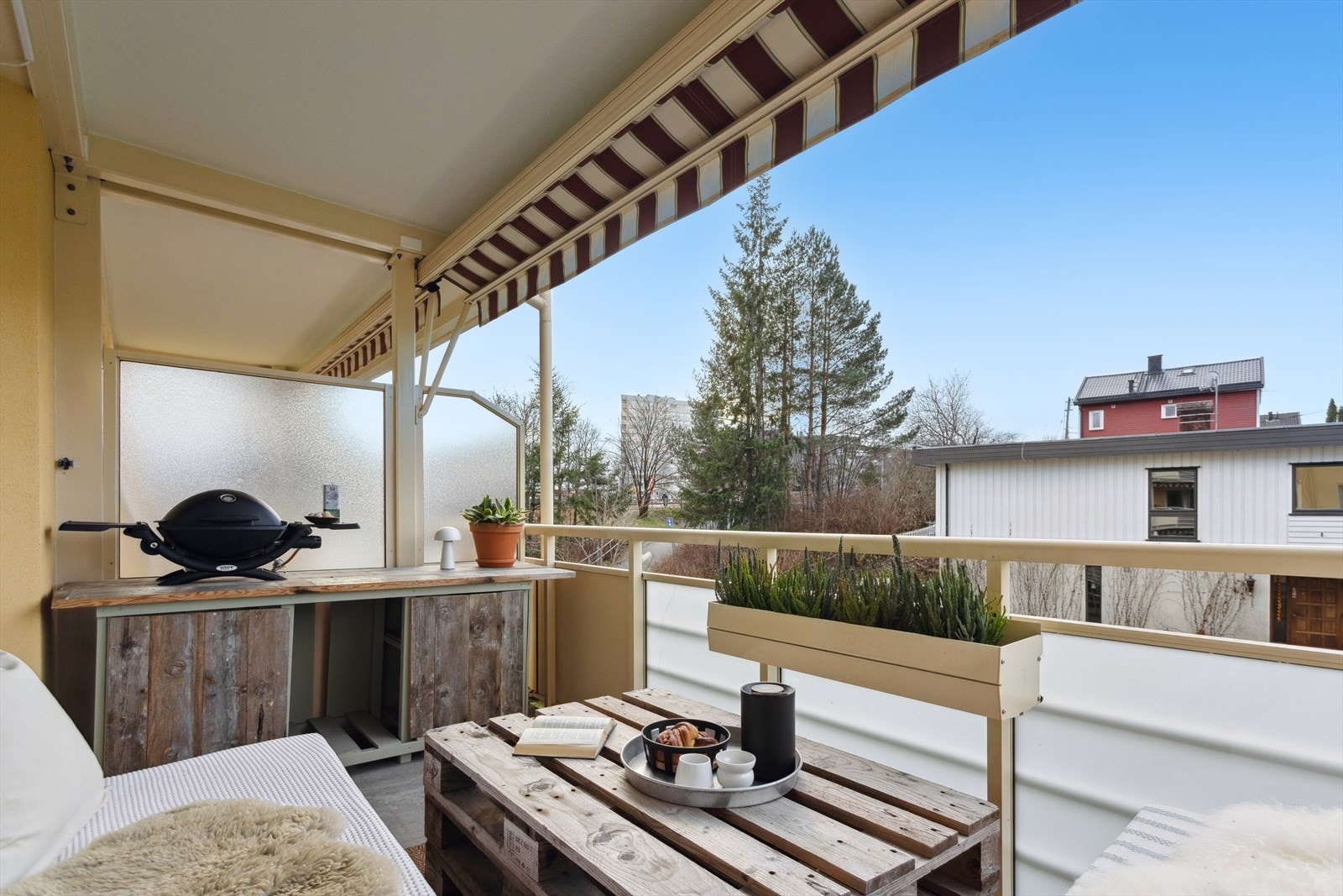 Balkongen vender mot vest og måler ca 9kvm. Galleribilde