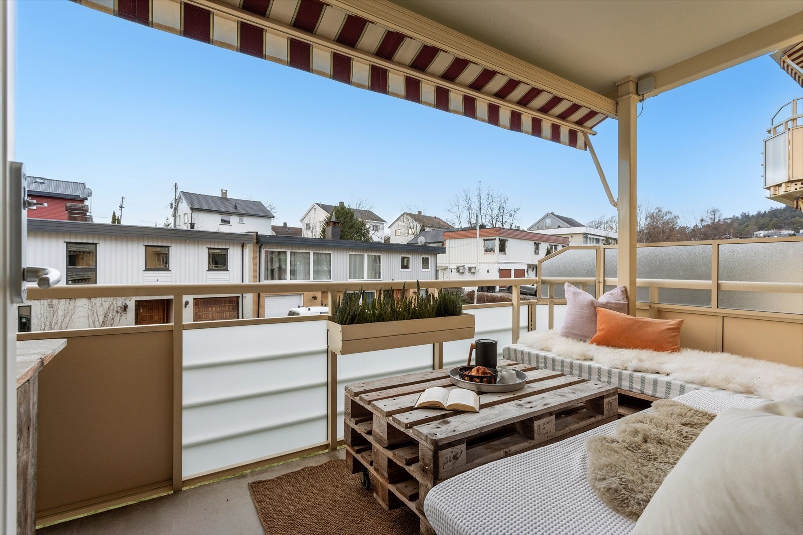 Her er det montert en elektrisk styrt terrassemarkise med fjernkontroll, som gjør det enkelt å skape skygge på varme dager. Galleribilde