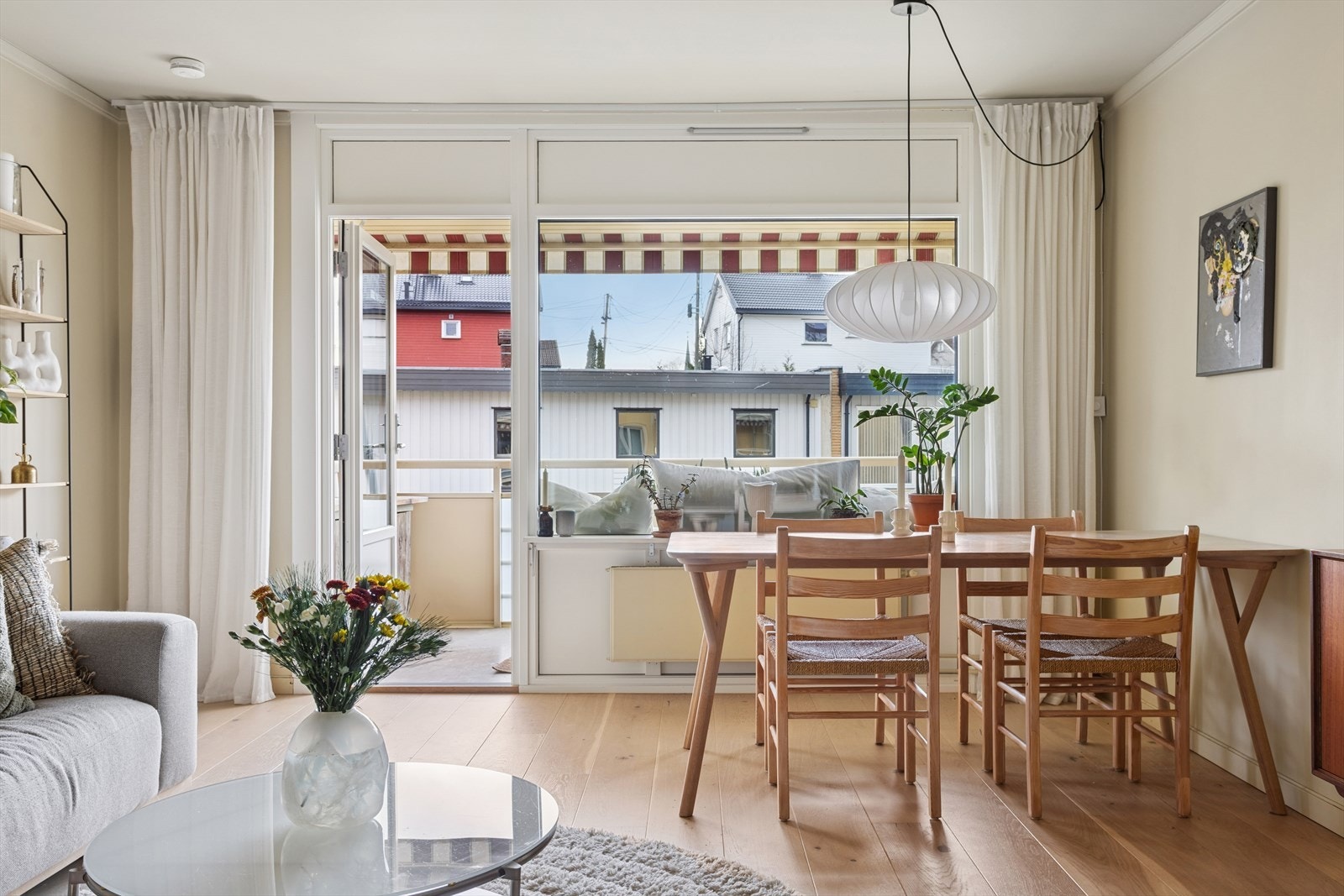 Fra stuen er det utgang til leilighetens balkong. Galleribilde