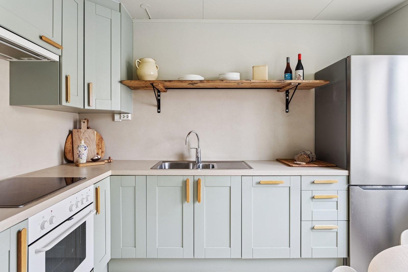 Kjøkkenet ligger i et eget rom og har godt med skap og benkeplass. Galleribilde