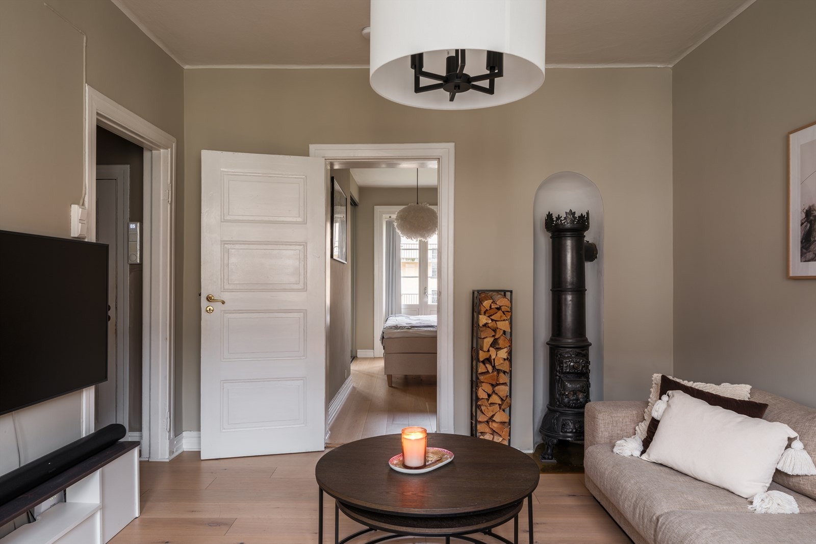 Lys stue med smakfulle farger og flott en-stavs parkettgulv. Galleribilde