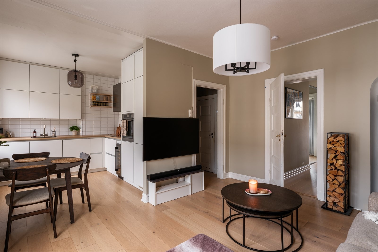 Leiligheten har en delikat fargepalett og tilbyr en perfekt balanse mellom klassisk sjarm og moderne komfort. Galleribilde