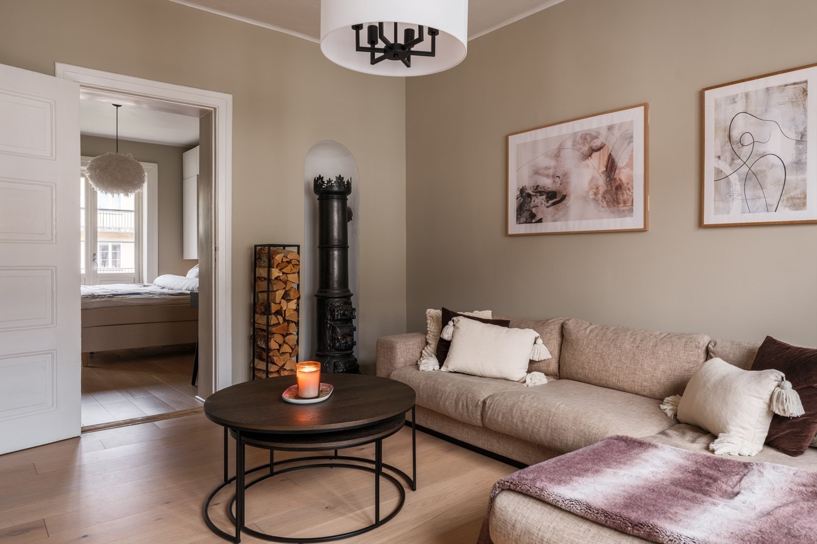 Her får du etterspurte kvaliteter, med brannbalkong, peisovn, god takhøyde og store vindusflater. Galleribilde