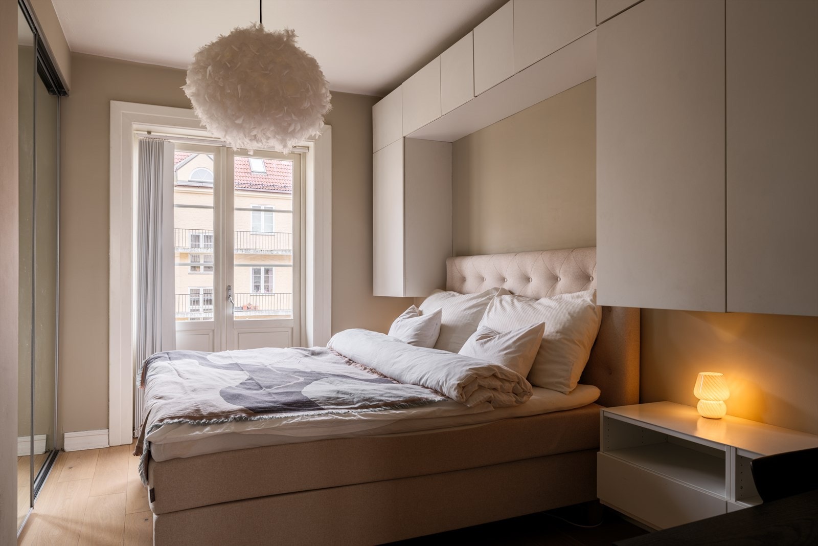 Lunt og behagelig soverom med god plass til dobbeltseng, nattbord og skrivebord. Bra med oppbevaringsplass i vegghengte skap og i skyvedørsgarderoben. Galleribilde