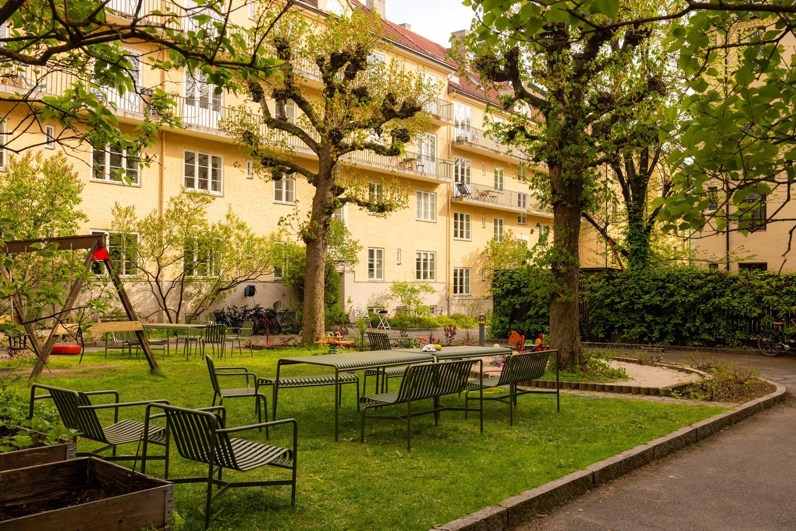 Borettslaget Torshov Kv Vi er et veldrevet borettslag med 83 andelsleiligheter. Meget fin og opparbeidet lukket bakgård for beboerne av borettslaget. Galleribilde