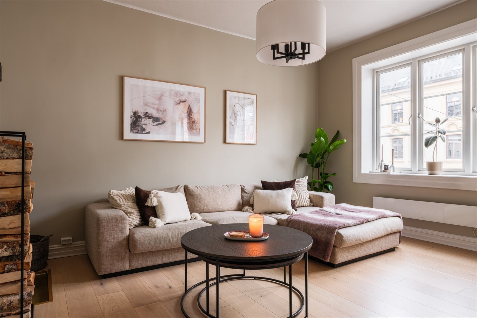 Det er god plass til sofa og tilhørende møblement. Galleribilde