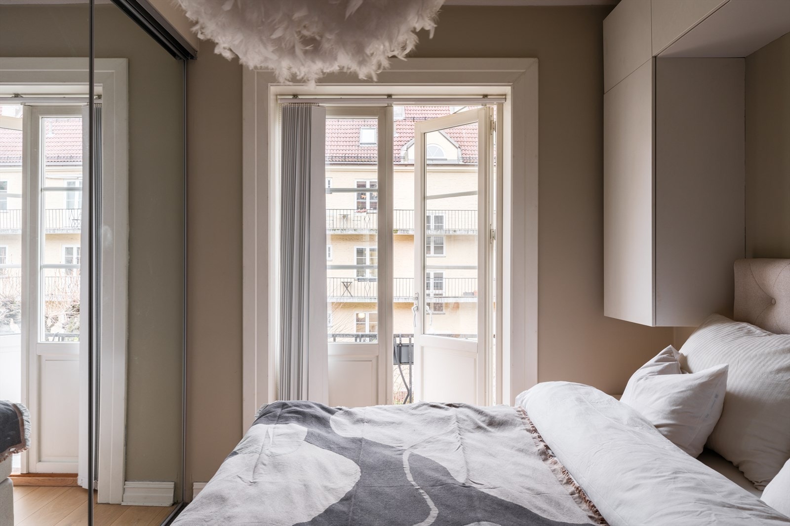 Soverommet vender mot rolig bakgård. Galleribilde