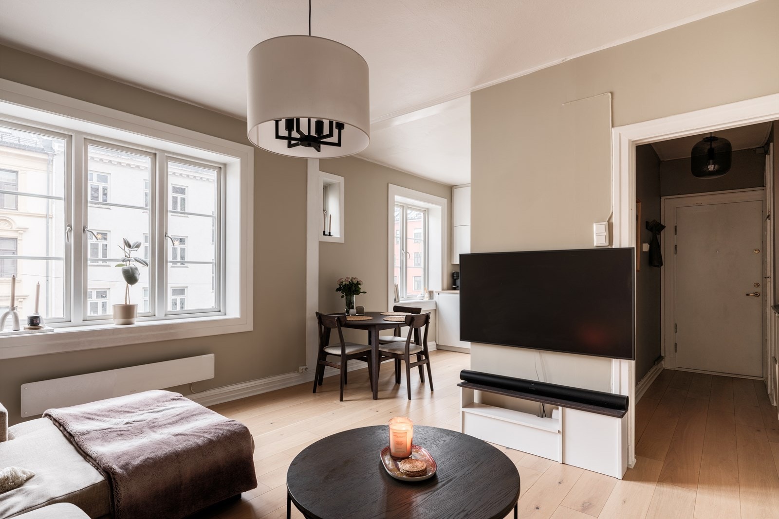 Stuen har en generøs takhøyde på 2,75m og store vindusflater som gir fine lysforhold. Galleribilde