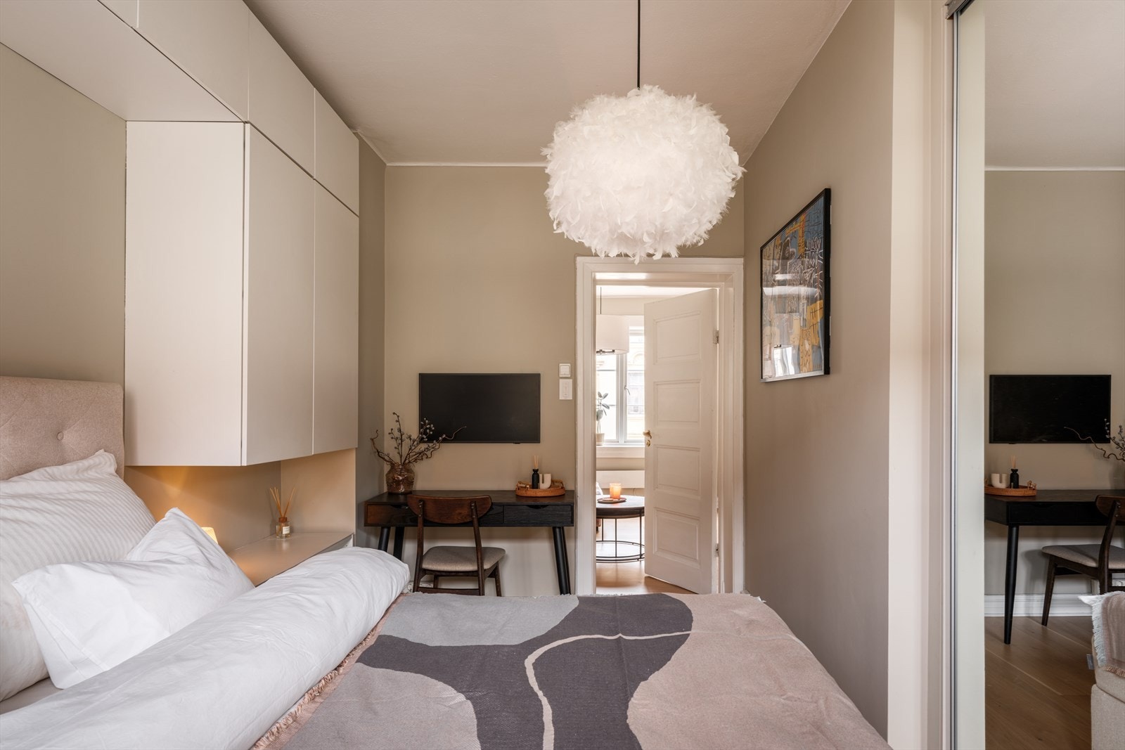 Plassen er godt utnyttet med plassbygd skyvedørsgarderobe med speilfronter og vegghengte skap for oppbevaring. Galleribilde