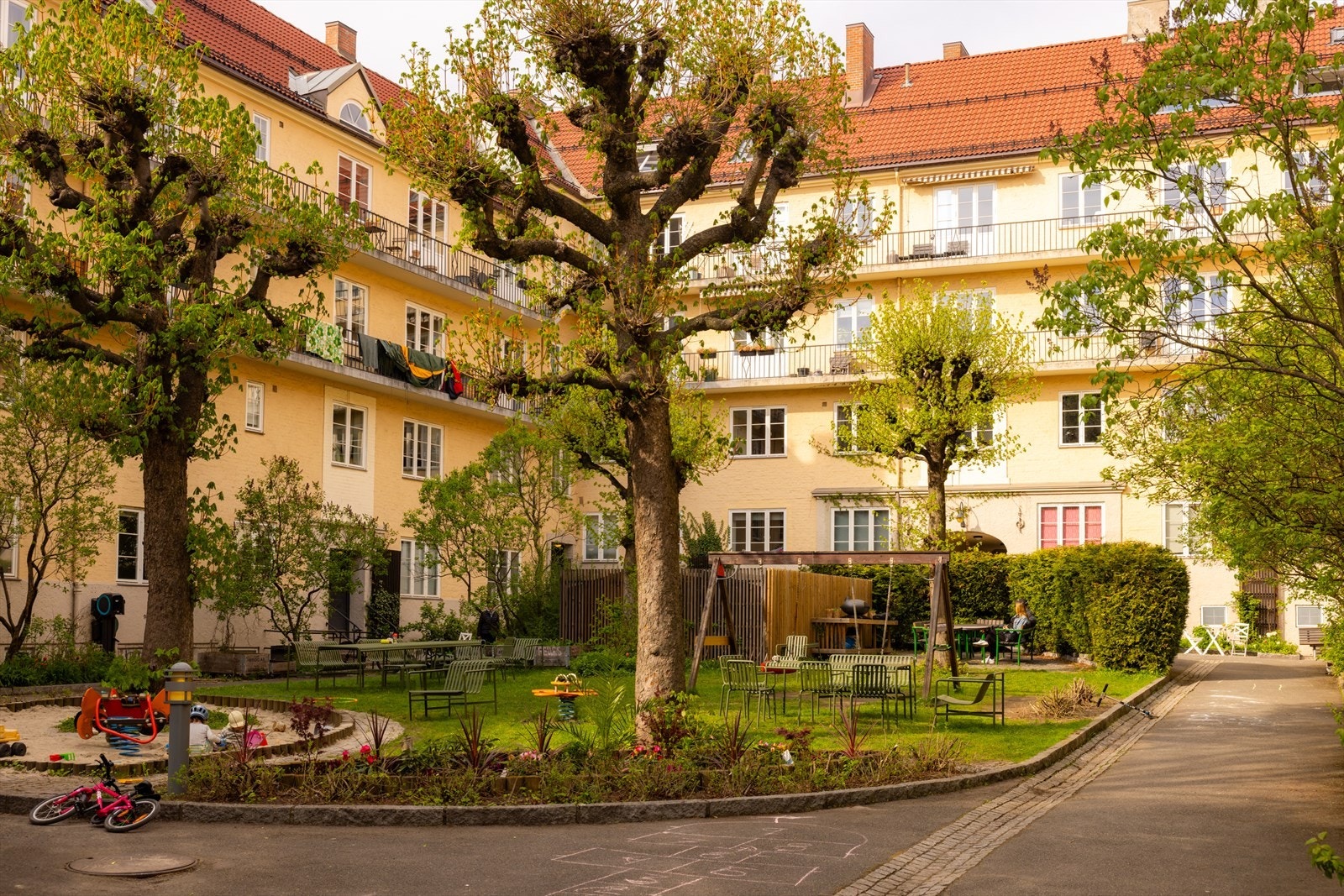 Borettslaget har avtale om vaktmestertjeneste med Bygårdservice AS. Vaktmester ivaretar oppgavene knyttet til rydding, snømåking, daglig drift, rengjøring og løpende vedlikehold. Galleribilde