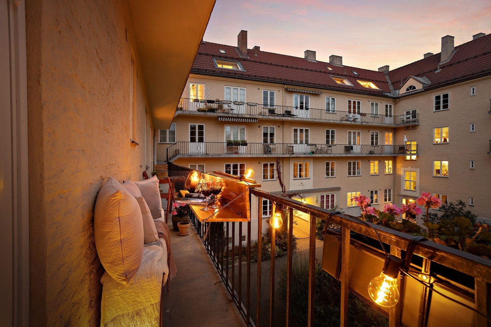 Kveldsstemning fra tidligere annonse. Galleribilde