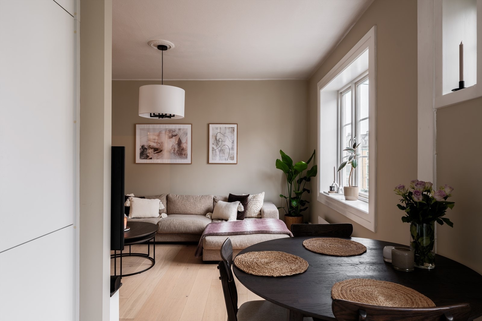 Plass til spisebord under det lille vinduet mellom kjøkken og stue. Galleribilde