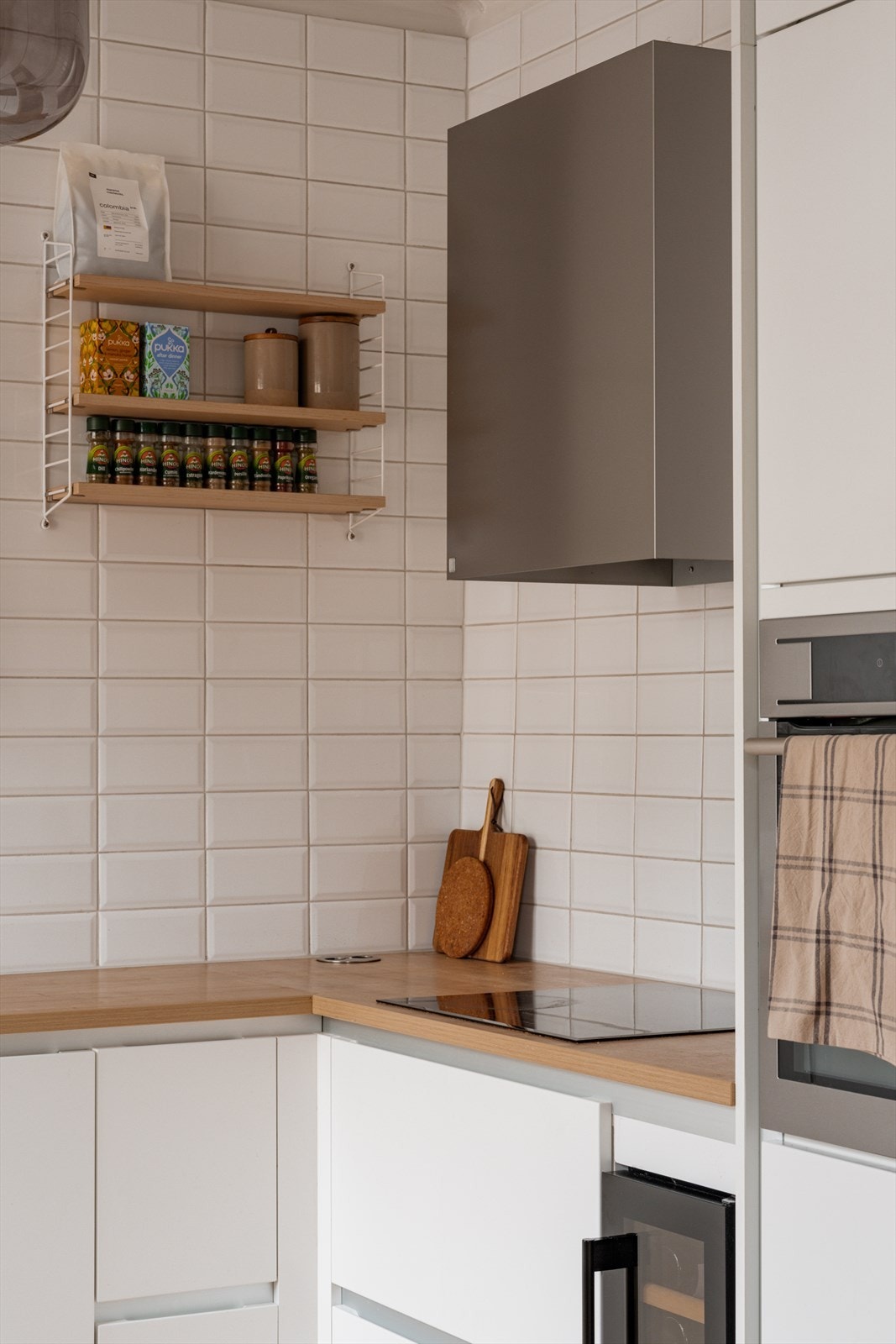 Det er kjøkkenventilator med kullfilter over stekesonen. Det er også opplegg for vaskemaskin. Galleribilde