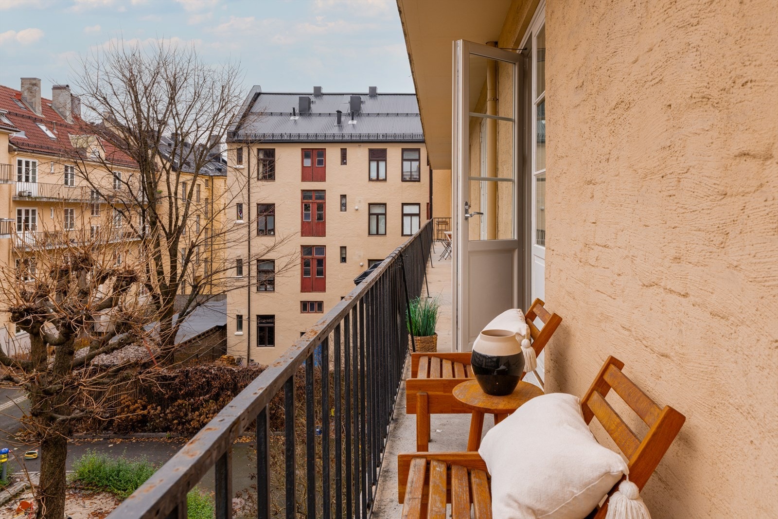 Det er utgang til en hyggelig østvendt brannbalkong som vender ut mot en rolig og lukket bakgård. Galleribilde