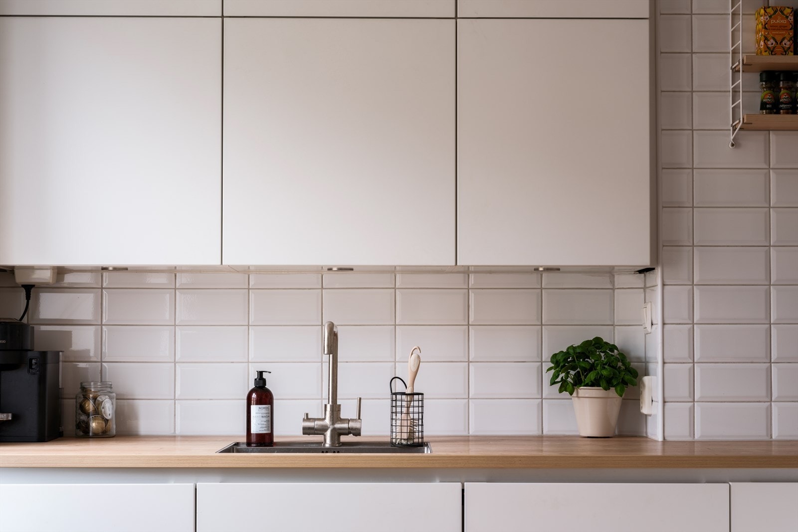 Kjøkkenet har praktisk utforming og godt med skap- og benkeplass. Benkbelysning under overskapene. Galleribilde