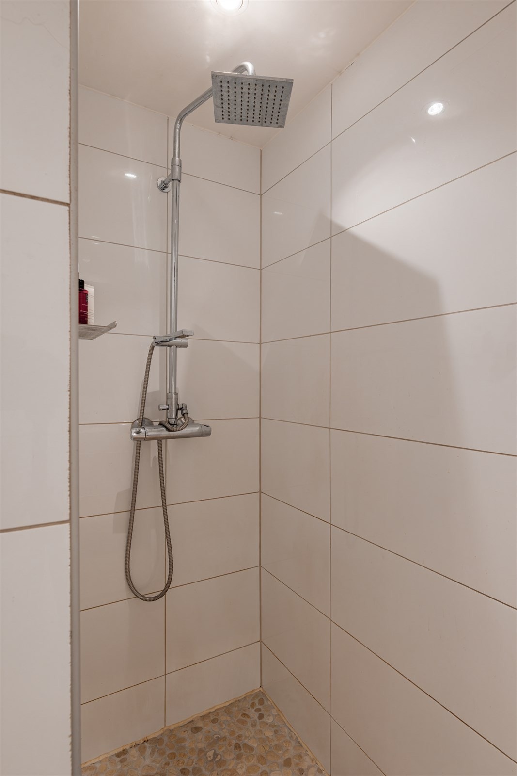 Rommet har ventilasjon via elektrisk styrt vifte til felleskanal og tilluftshull i dør. Galleribilde