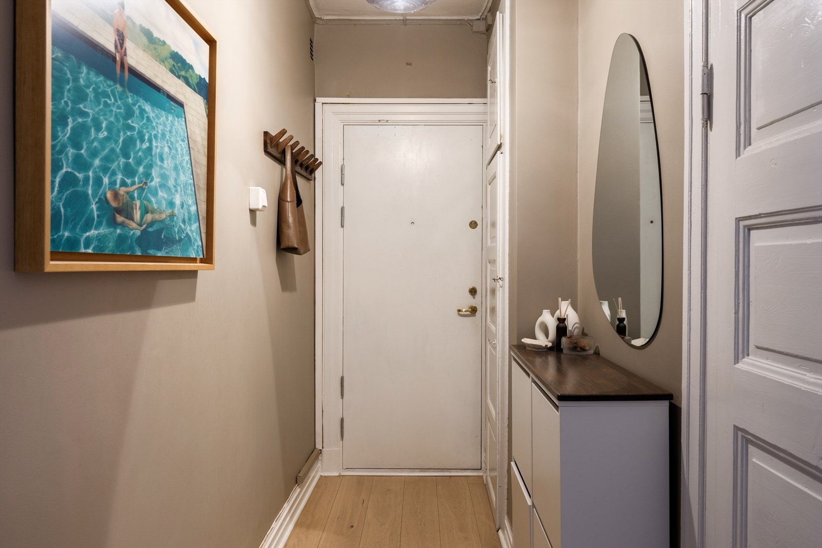 En innbydende entré som gir et godt førsteinntrykk av leiligheten. Galleribilde