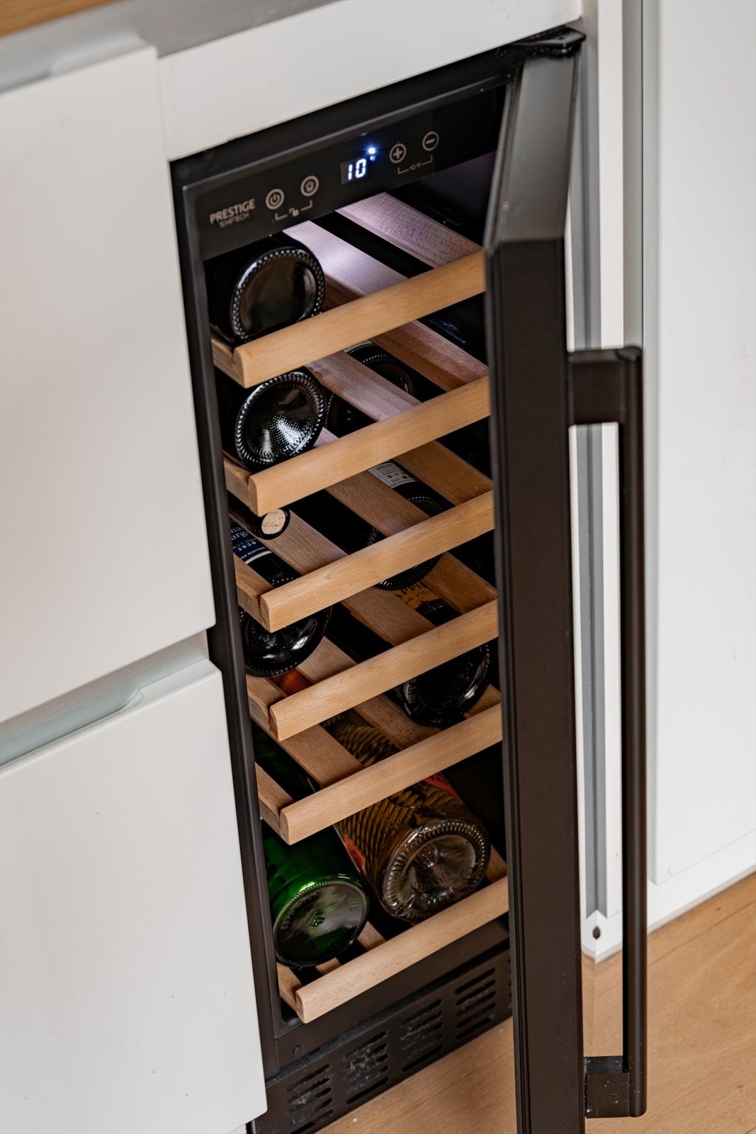 Integrert vinskap som medfølger. Galleribilde