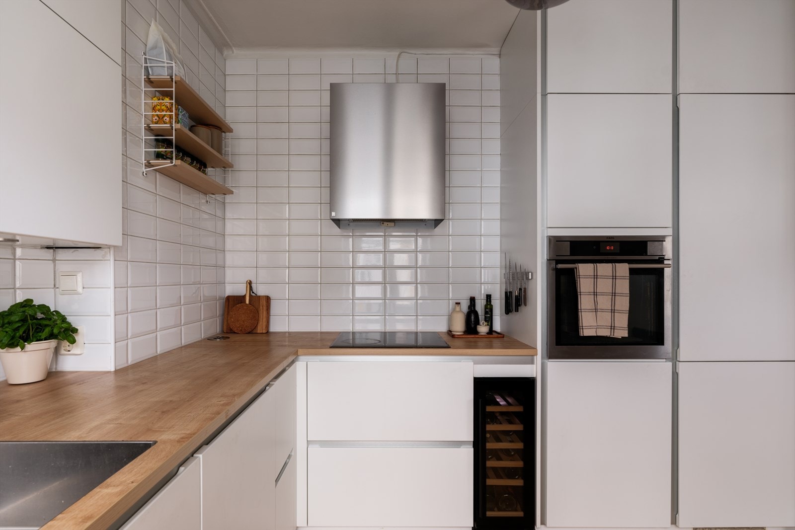 Kjøkkenet er velutstyrt med integrerte hvitevarer som koketopp, stekeovn med dampfunksjon og andre programmer, oppvaskmaskin, vinskap (fra 2023) og kombinert kjøle- og fryseskap. Galleribilde