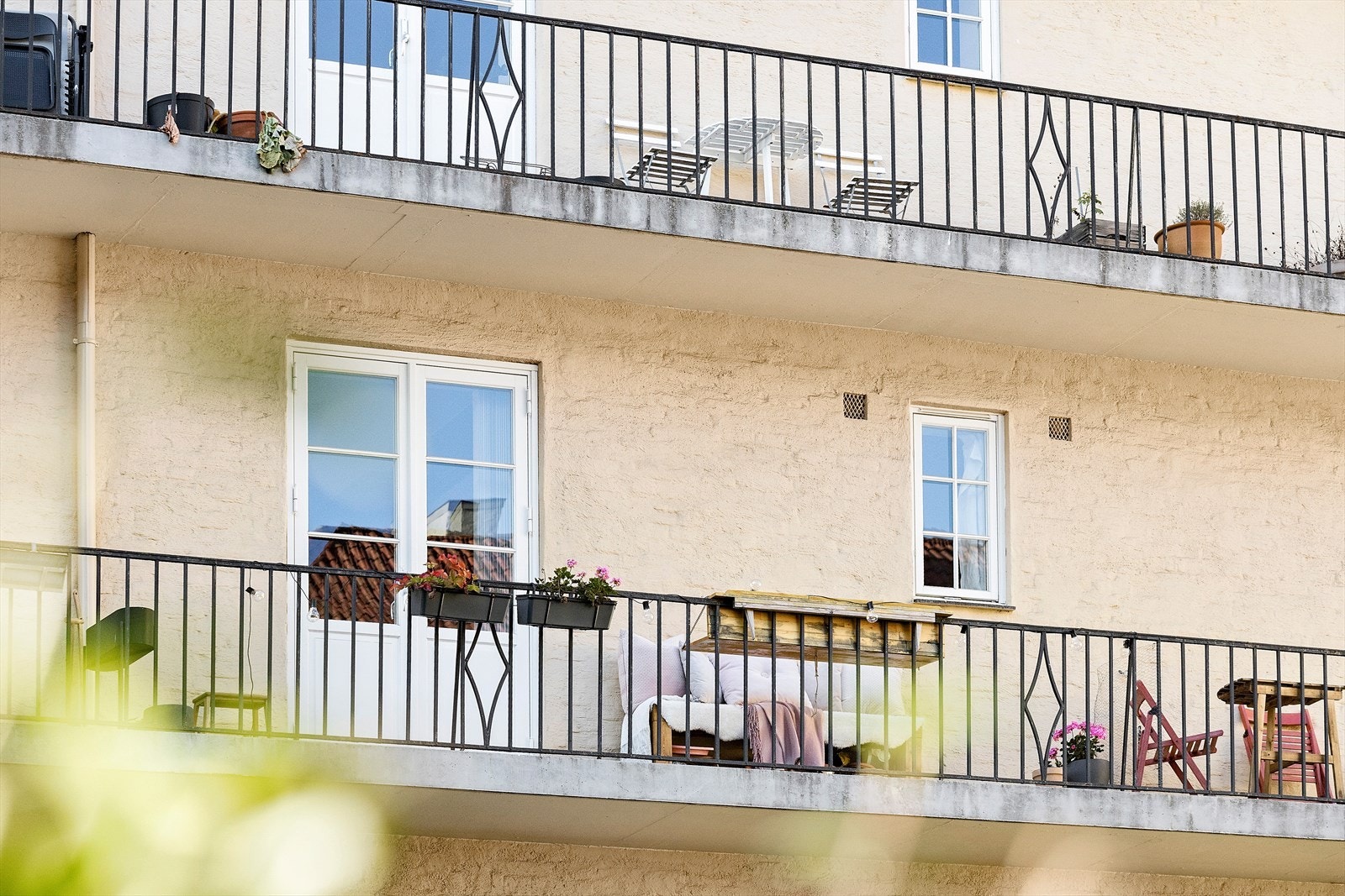 Leiligheten ligger i 3. etasje med soverommet vendt ut mot rolig bakgård og utgang til brannbalkongen. Galleribilde