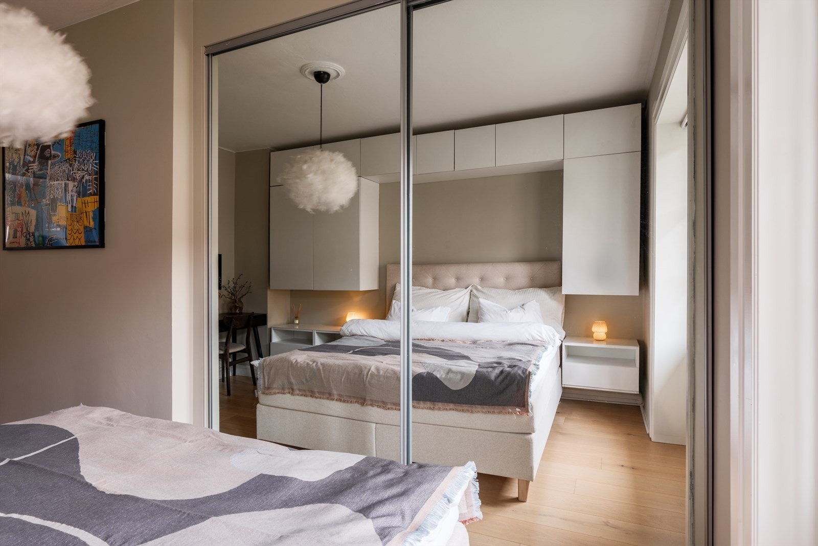 Soverommet har en delikat farge på veggene og flott parkettgulv. Galleribilde