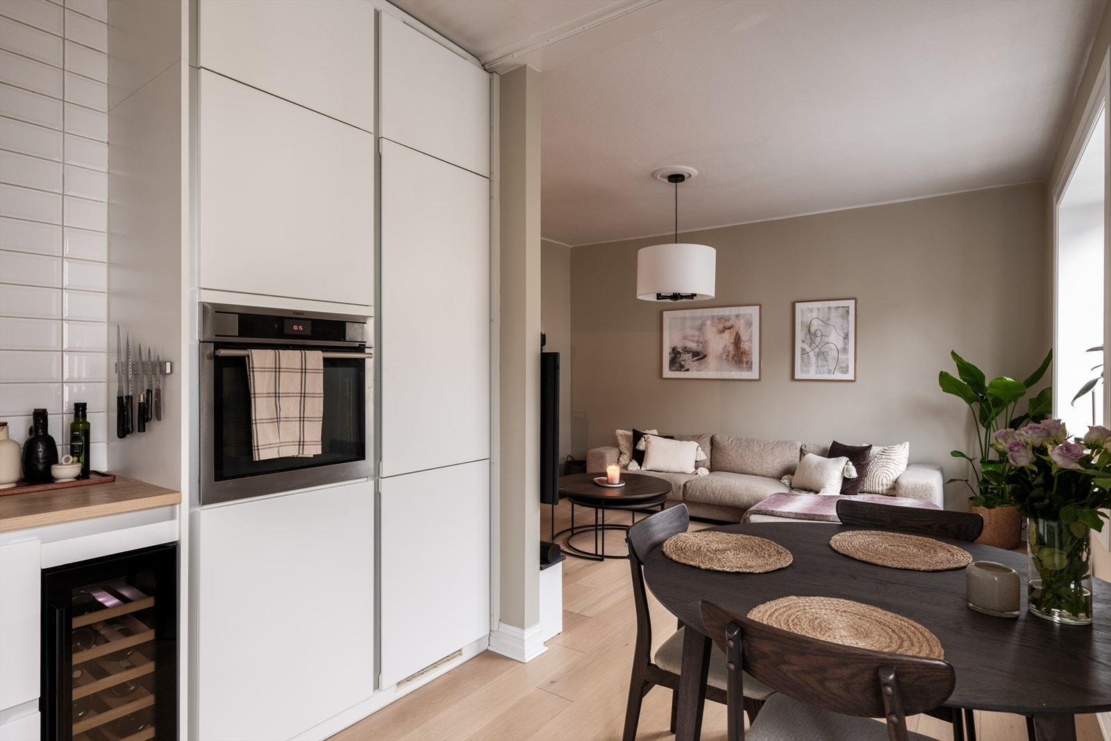 Åpen og sosial planløsning med kjøkken mot stue og spisestue. Galleribilde