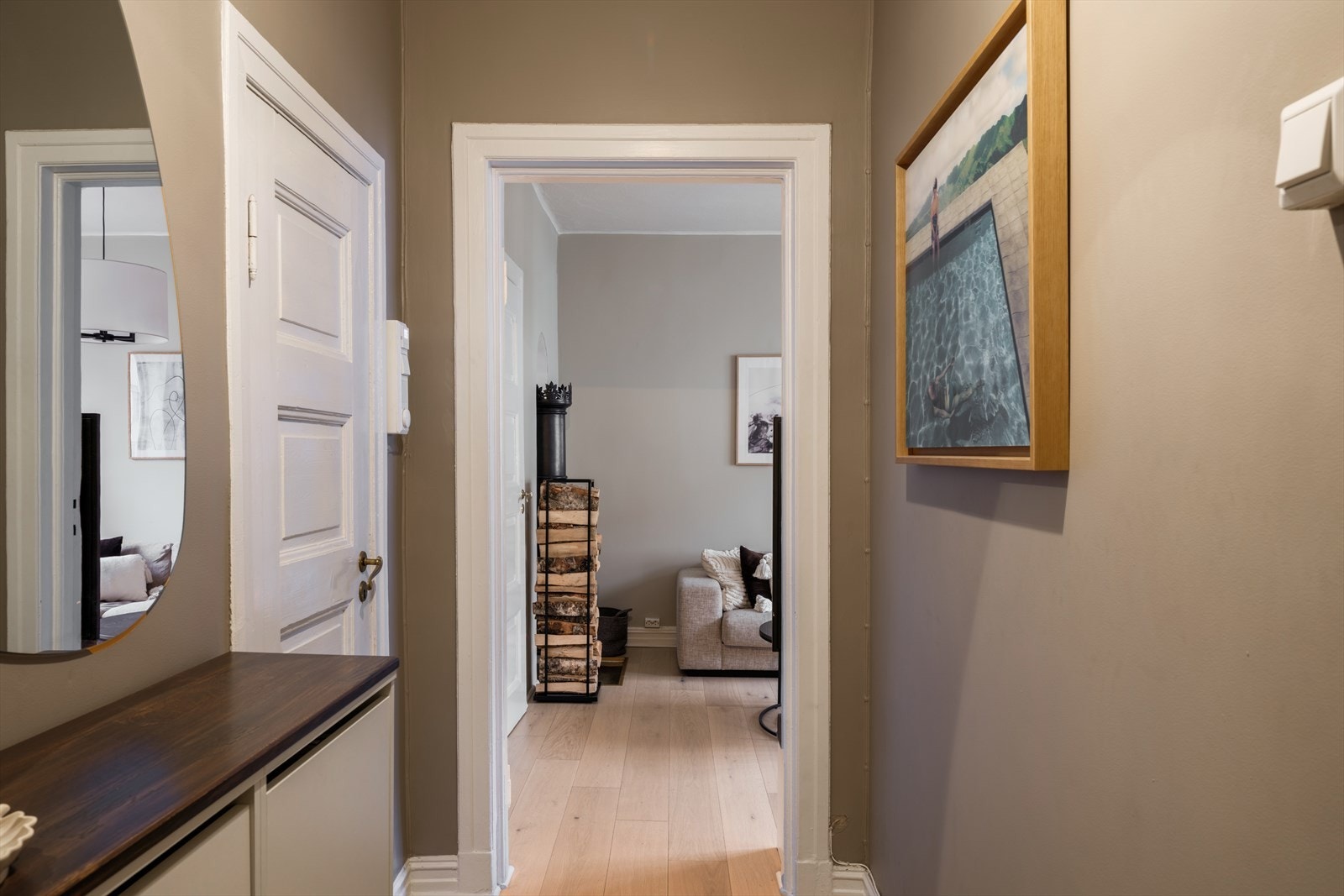 Her er det god plass til å henge fra seg yttertøy og sko. Galleribilde