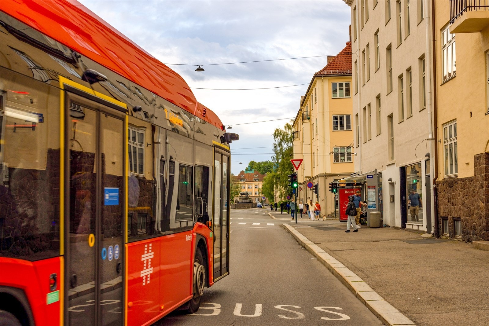 Umiddelbar nærhet til kollektivtransport med trikk og buss. Galleribilde