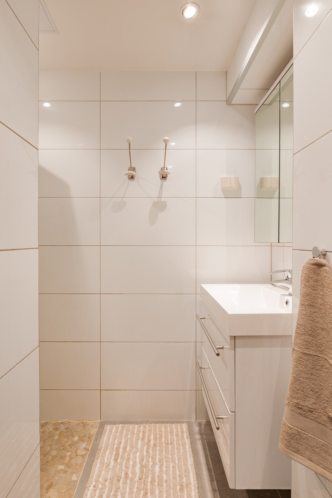 Pent flislagt bad fra 2015 med gulvvarme og downlights i taket. Galleribilde