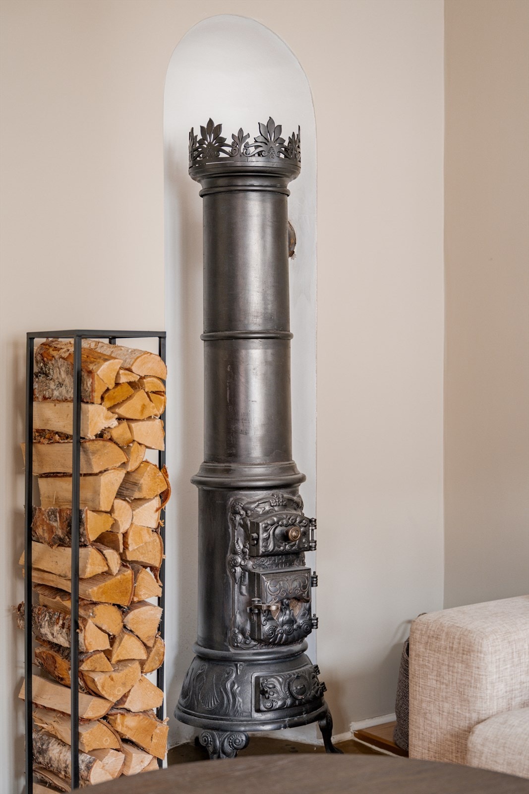 Sjarmfull støpejerns etasjeovn med krone. Galleribilde