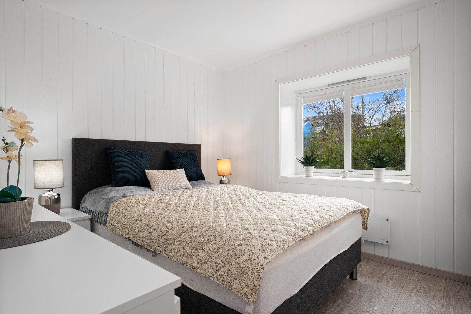 Soverommet i hovedetasjen har smartpanel på veggene, laminat på gulvet - og har blant annet plass til dobbeltseng. Galleribilde