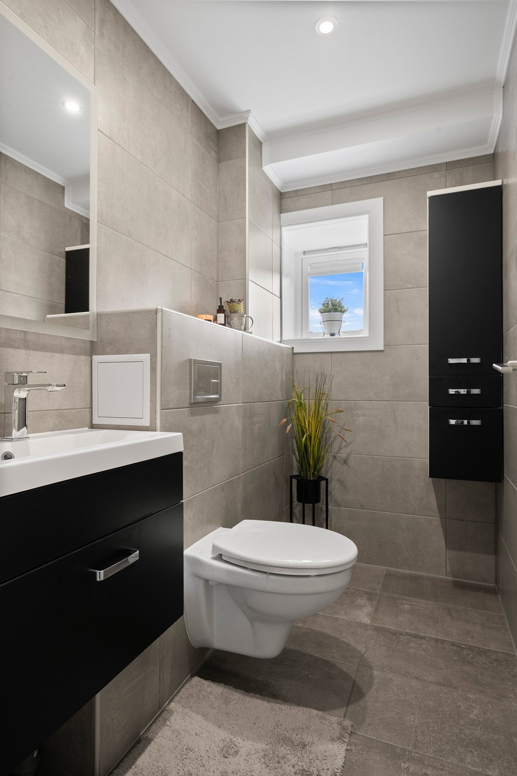 Praktisk gjestetoalett i 1. etasje, helfliset med vegghengt toalett. Galleribilde