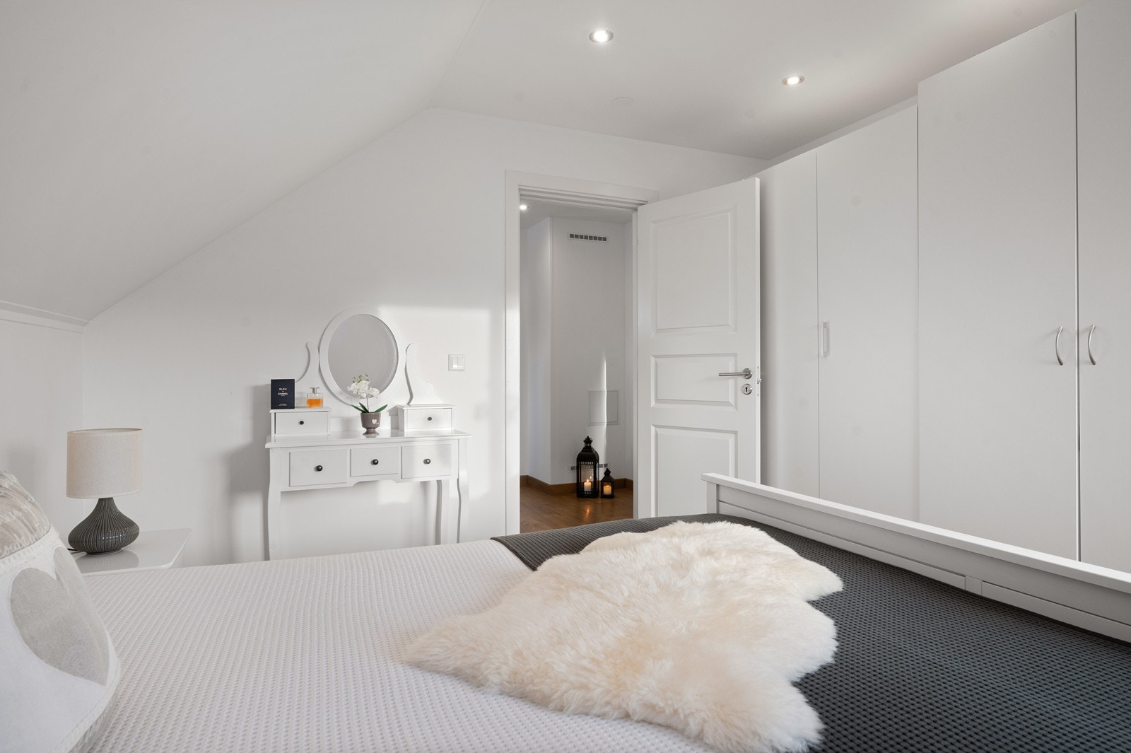 Også her er det god plass til seng, garderobeskap og konsollbord/sminkebord. Galleribilde