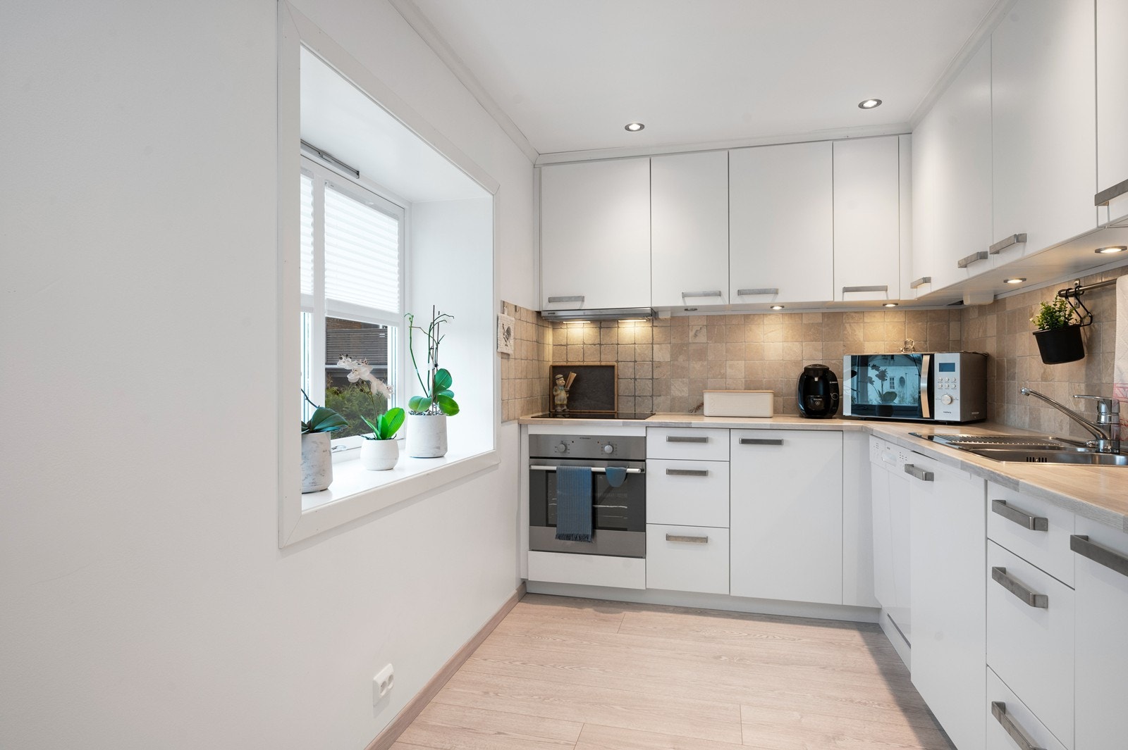 Vinduet over arbeidsbenken gir godt med naturlig lys til matlagingen. Galleribilde