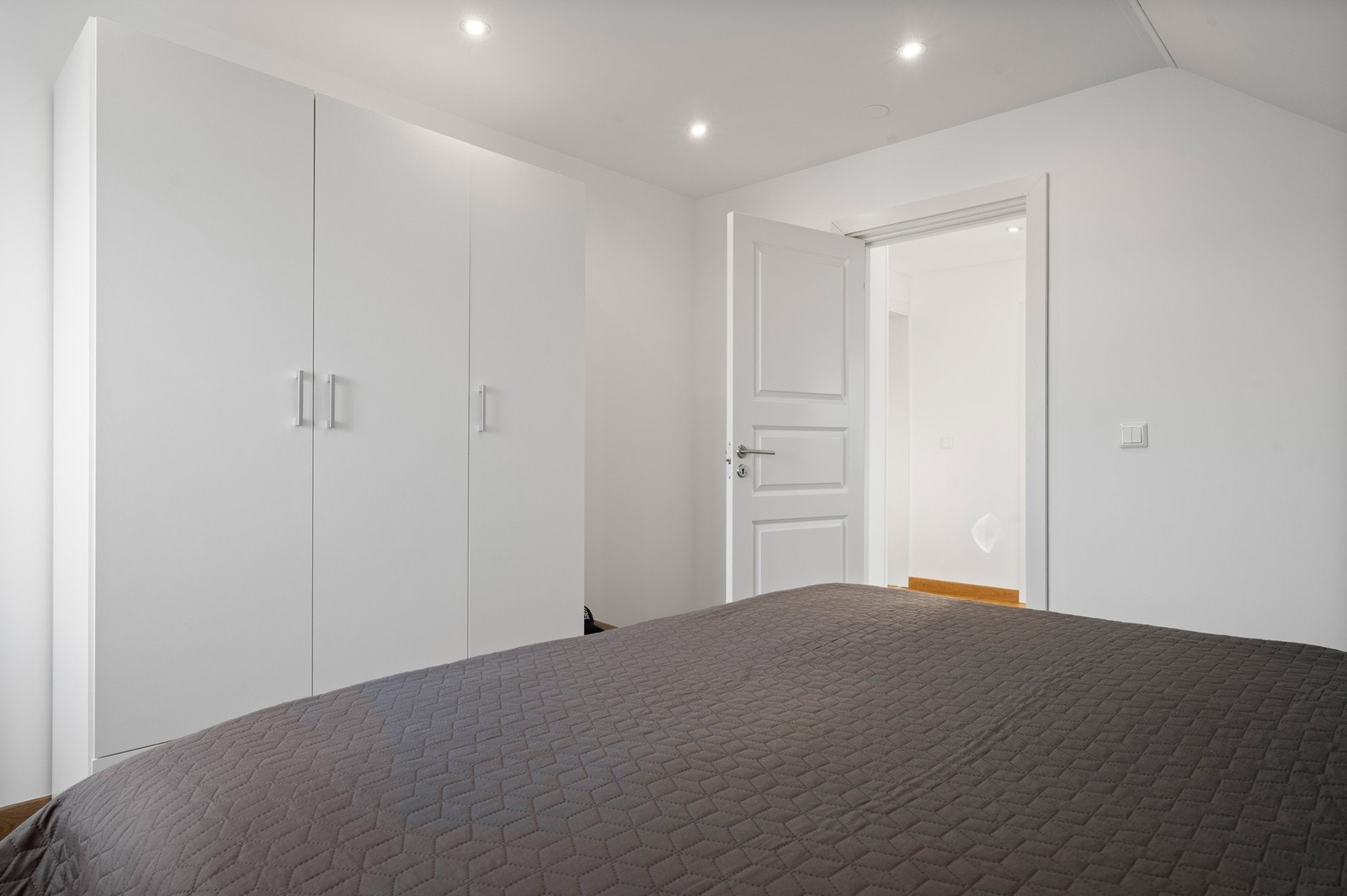 Garderobeskapene gir rikelig med oppbevaringsplass. Galleribilde