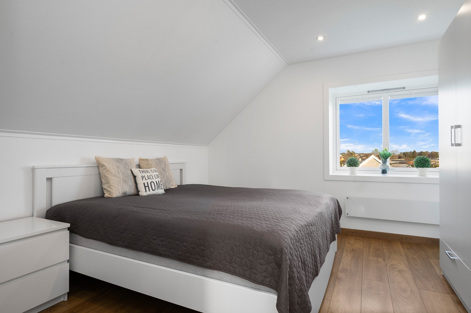 Hovedsoverommet i 2. etasje er av god størrelse, og har plass til dobbeltseng, nattbord og kommode. Galleribilde