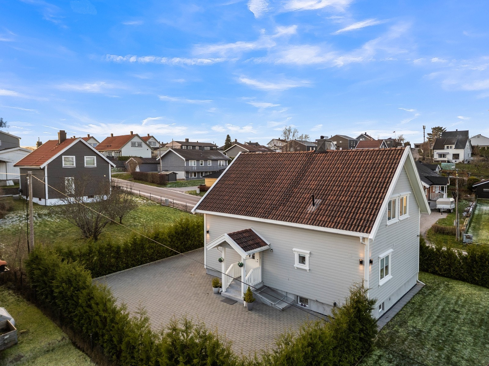 Eiendommen ligger høyt og fritt med utsikt over nærområdet. Galleribilde