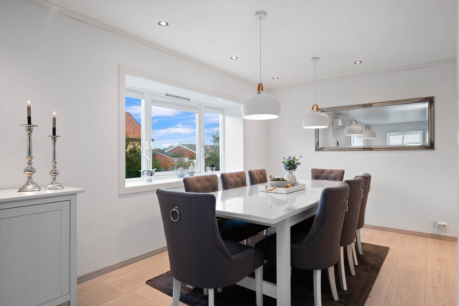 Spisestuen har plass til et langbord for hyggelige sammenkomster. Galleribilde