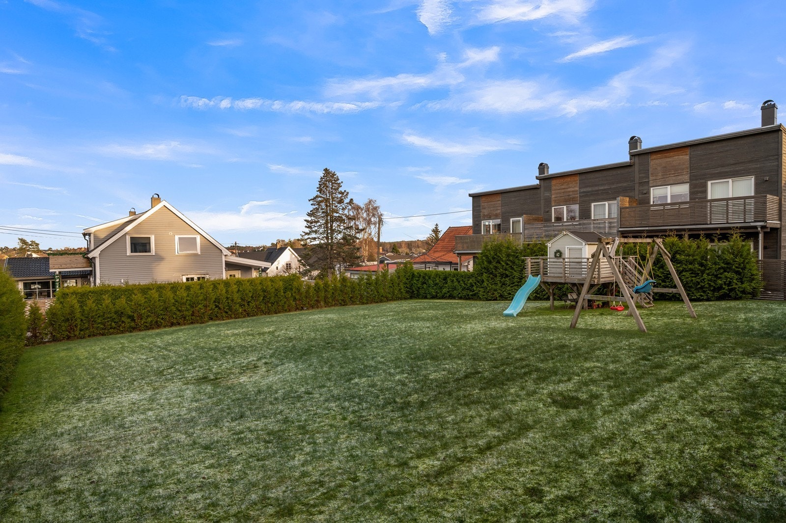 Stor og fin gressplen som gir gode muligheter for lek og uteaktiviteter. Galleribilde