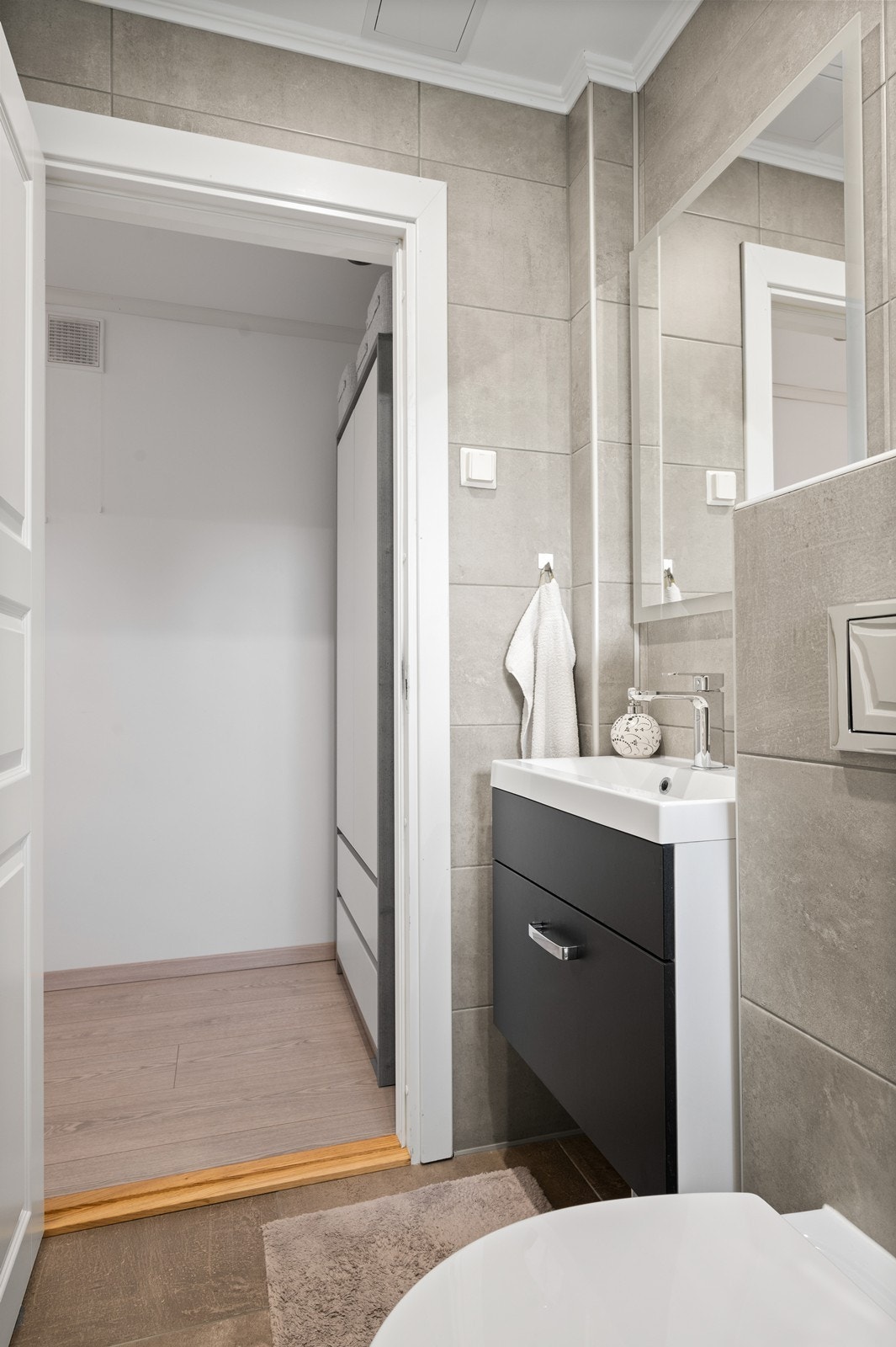 Toalettrommet er praktisk plassert i tilknytning til gangen. Galleribilde